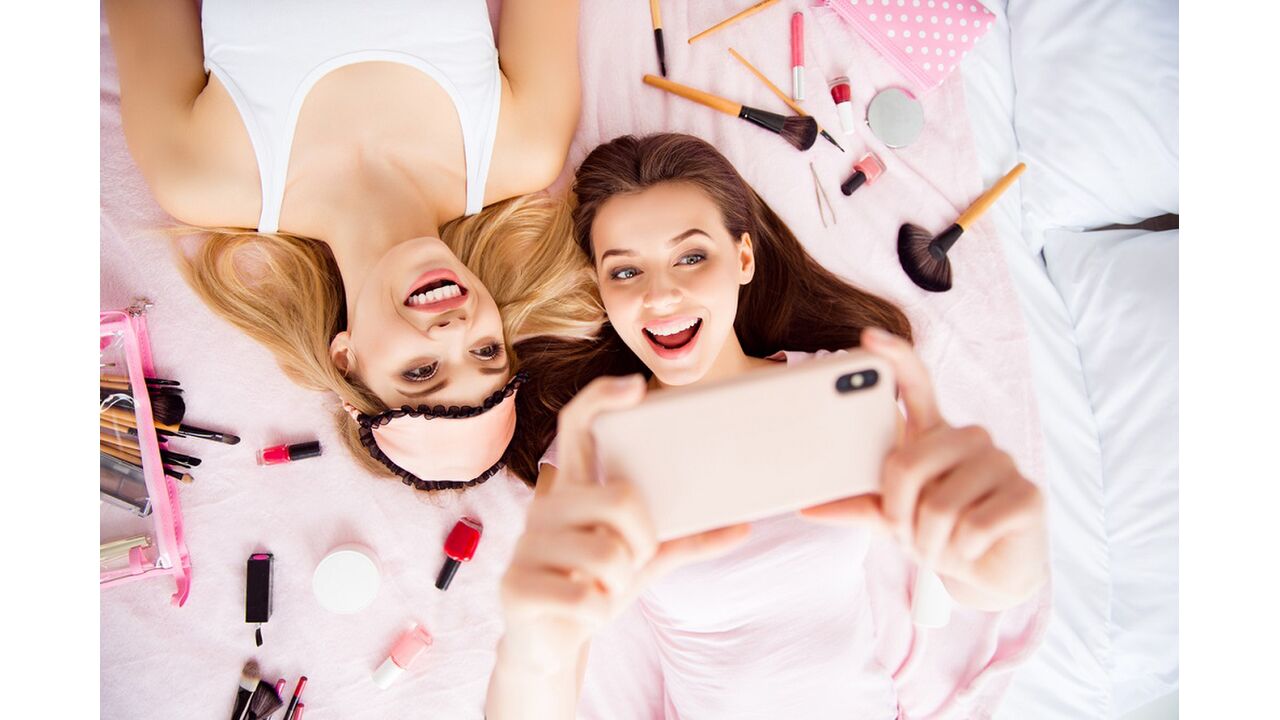 Illustratie voor: Deze 17 gênante dingen doe je alleen met je bestie
