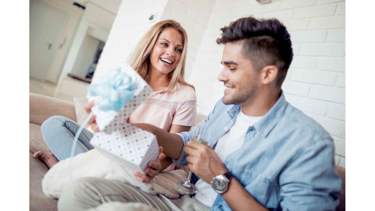 Illustratie voor: Verwen je vriend: dit zijn de leukste cadeautjes om (zomaar) aan hem te geven