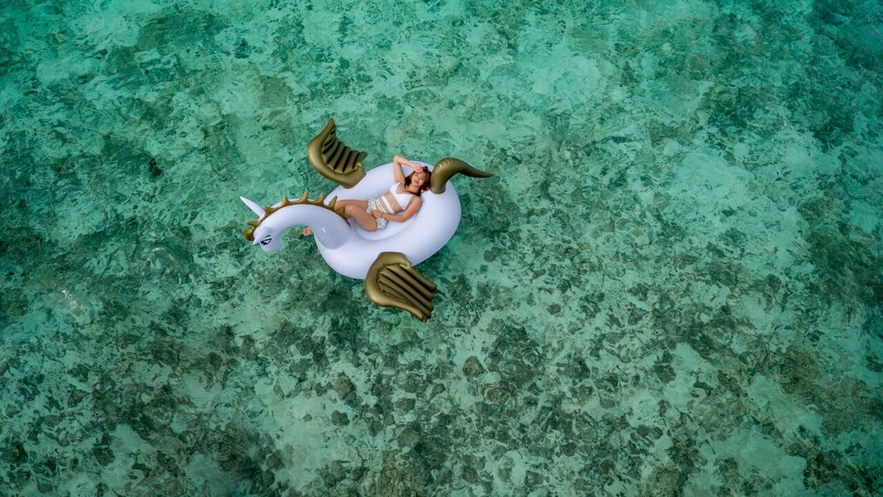 Illustratie voor: Dit luxe luchtbed mét drankkoeler is een musthave voor deze zomer
