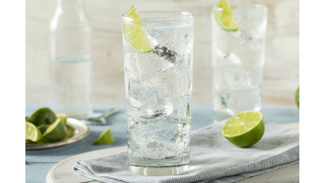 Illustratie voor: Met deze limoncello-tonic kom jij de zomer wel door