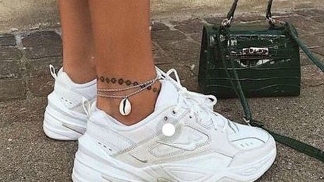 Illustratie voor: Deze betaalbare witte sneakers laten je benen nóg bruiner lijken