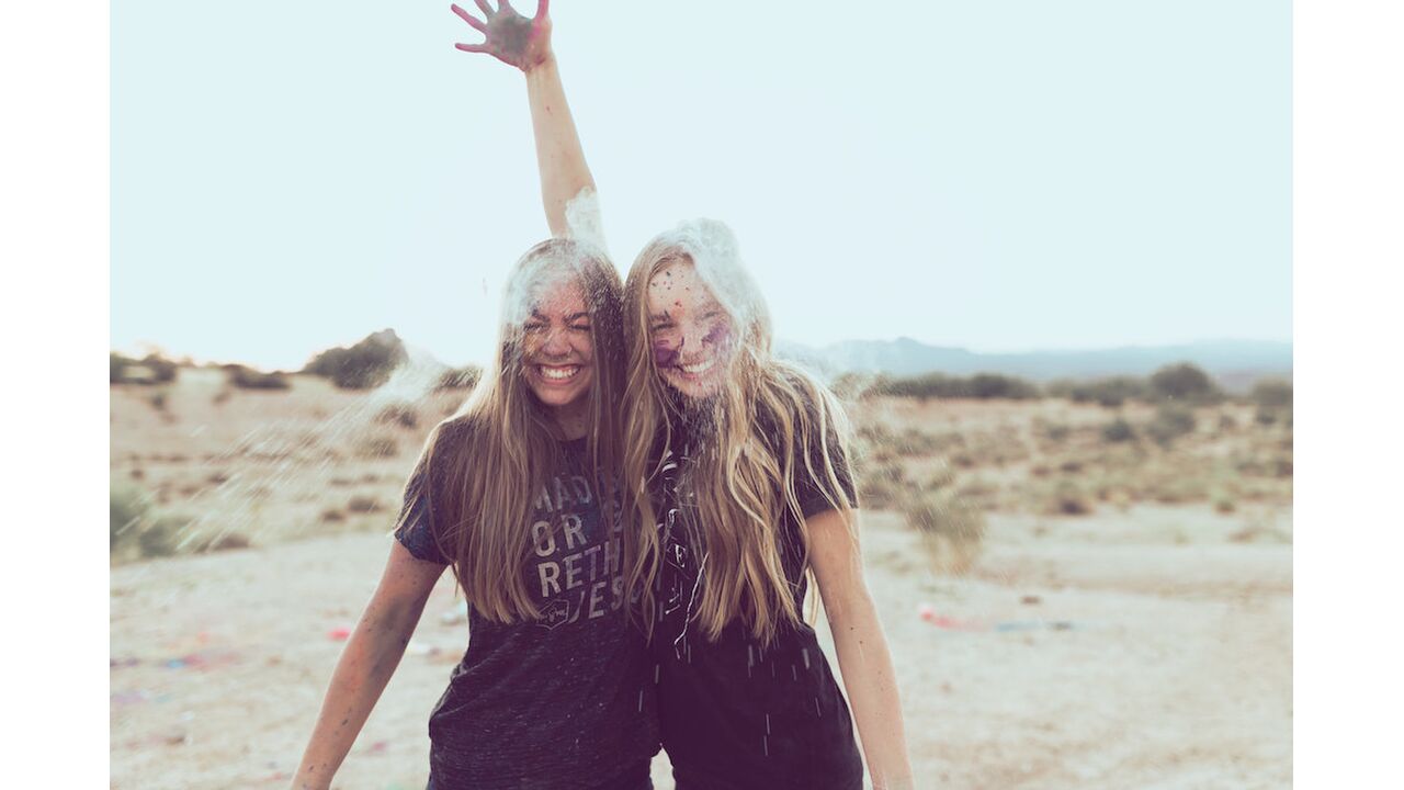 Illustratie voor: 11 signalen dat jouw beste vriendin jouw soulmate is