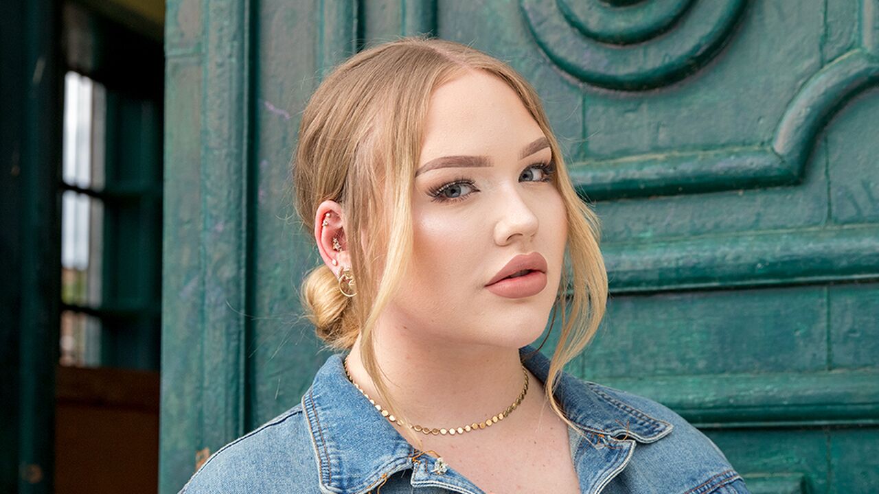 Illustratie voor: NikkieTutorials vertelt emotioneel over de gewapende overval in haar huis