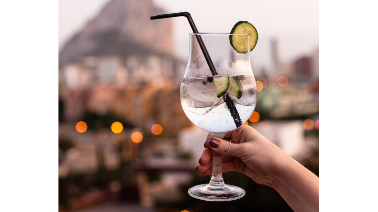 Illustratie voor: Bewezen: gin tonic drinkers zijn sexyer dan bierdrinkers
