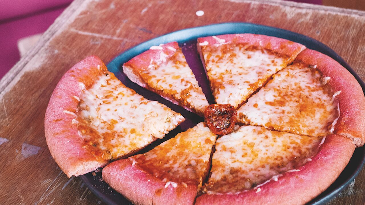 Illustratie voor: Goed initiatief: Magioni komt met een roze pizza in de strijd tegen borstkanker