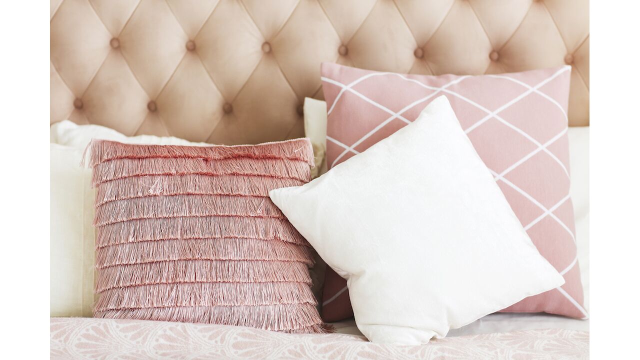 Illustratie voor: Dit zijn de leukste sierkussens voor op je bed