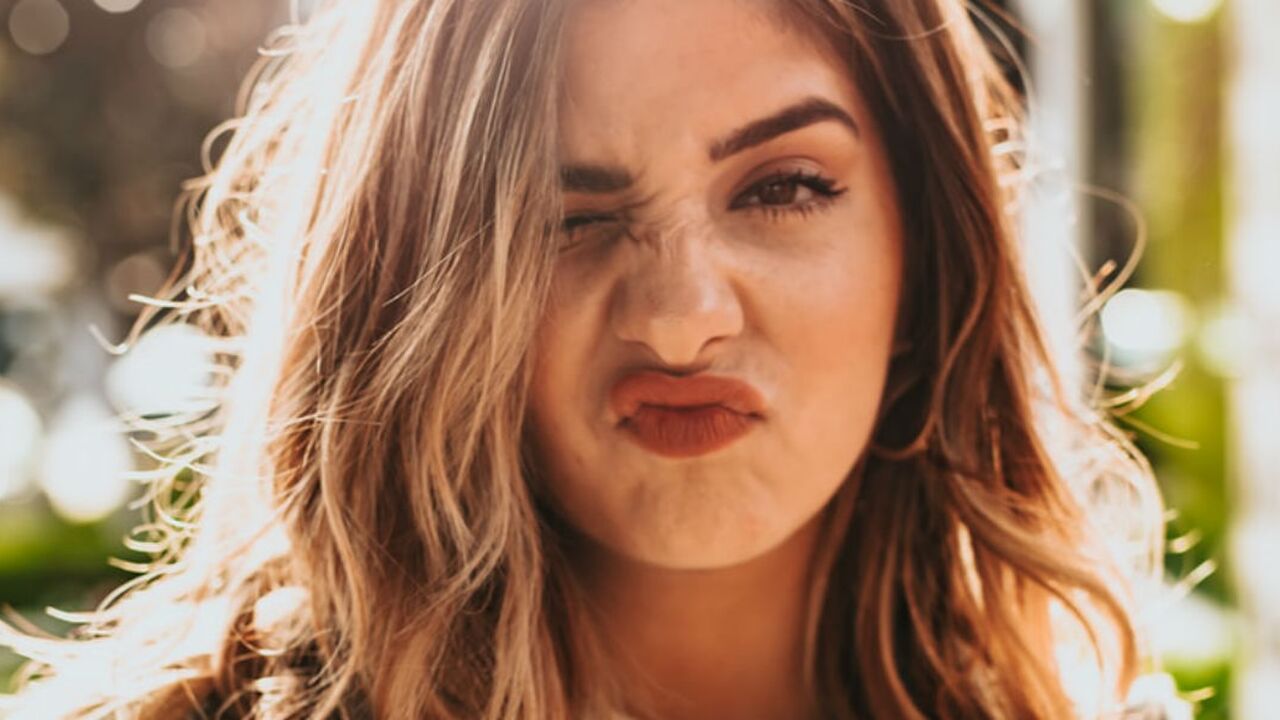 Illustratie voor: 7 herkenbare struggles als je een ‘resting bitch face’ hebt