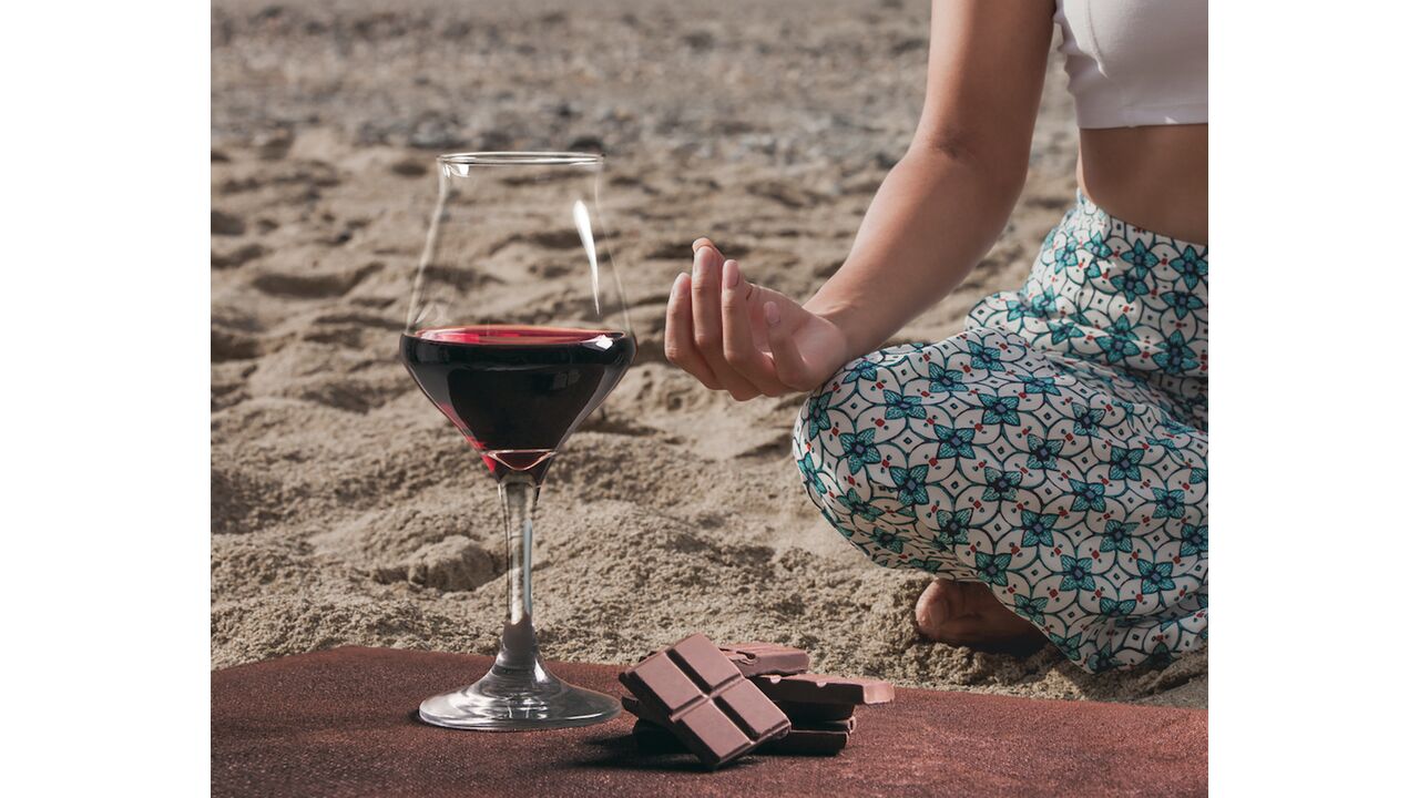 Illustratie voor: Hilarisch: in déze stad kun je dit weekend een lesje wijnyoga volgen