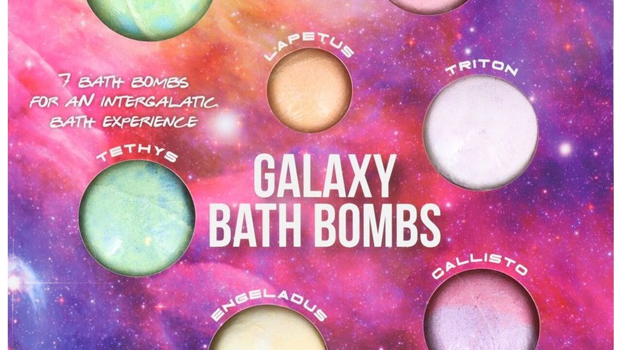 Illustratie voor: Een echte musthave voor de koude dagen: Galaxy badbruisballen