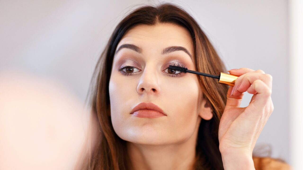 Illustratie voor: Deze dingen moet jij weten over ons vaste make-up product: mascara