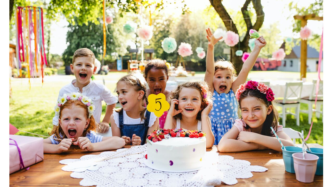 Illustratie voor: ‘Neem je zwemspullen mee’: dit is waarom kinderfeestjes vroeger echt geweldig waren