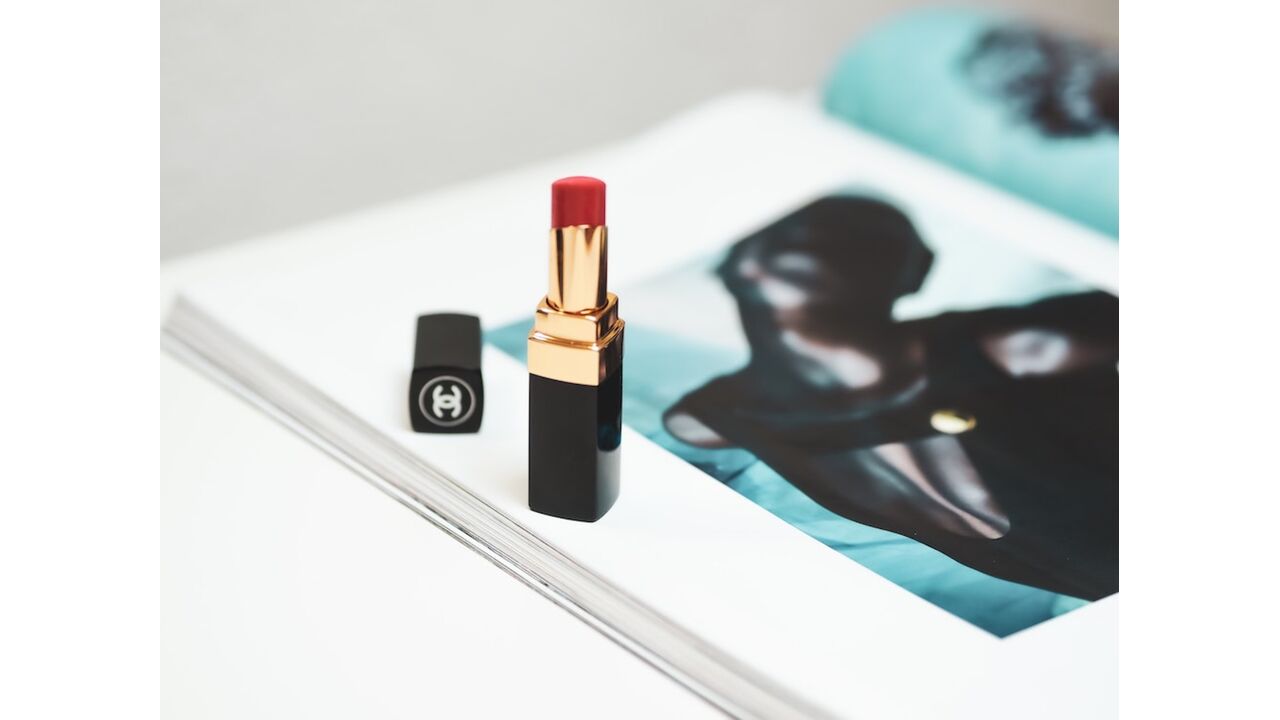 Illustratie voor: Black Friday 2020: deze rode lipsticks scoor je deze week met heel veel korting