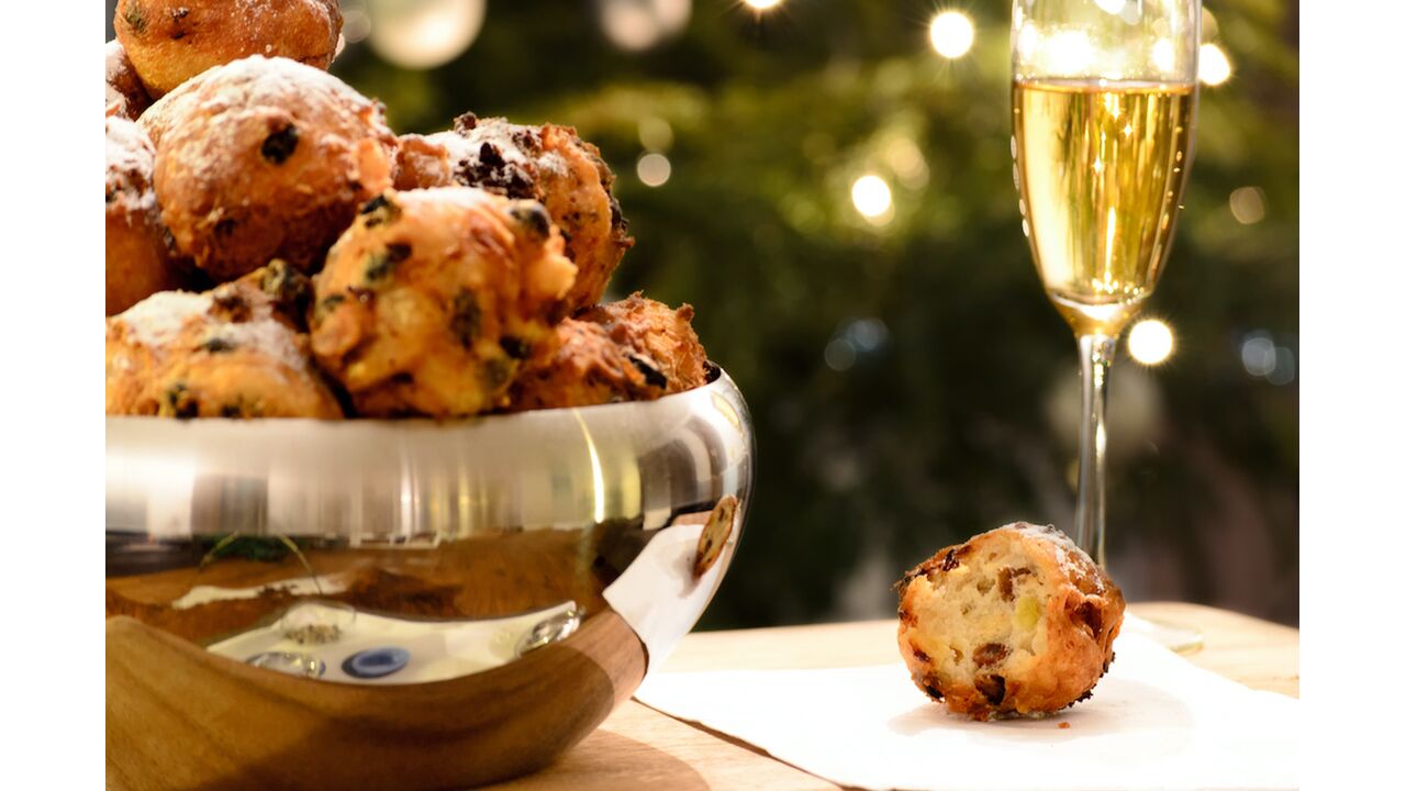 Illustratie voor: Zóveel oliebollen moet jij eten om 1 kilo aan te komen (spoiler: je kunt genoeg oliebollen eten dit jaar)