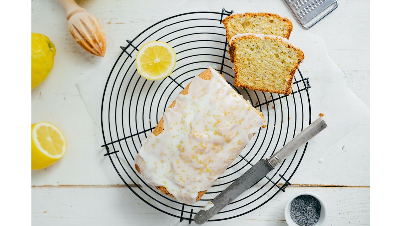 Illustratie voor: Cheers! Bij dit gin-tonic cake recept eet je je vingers op