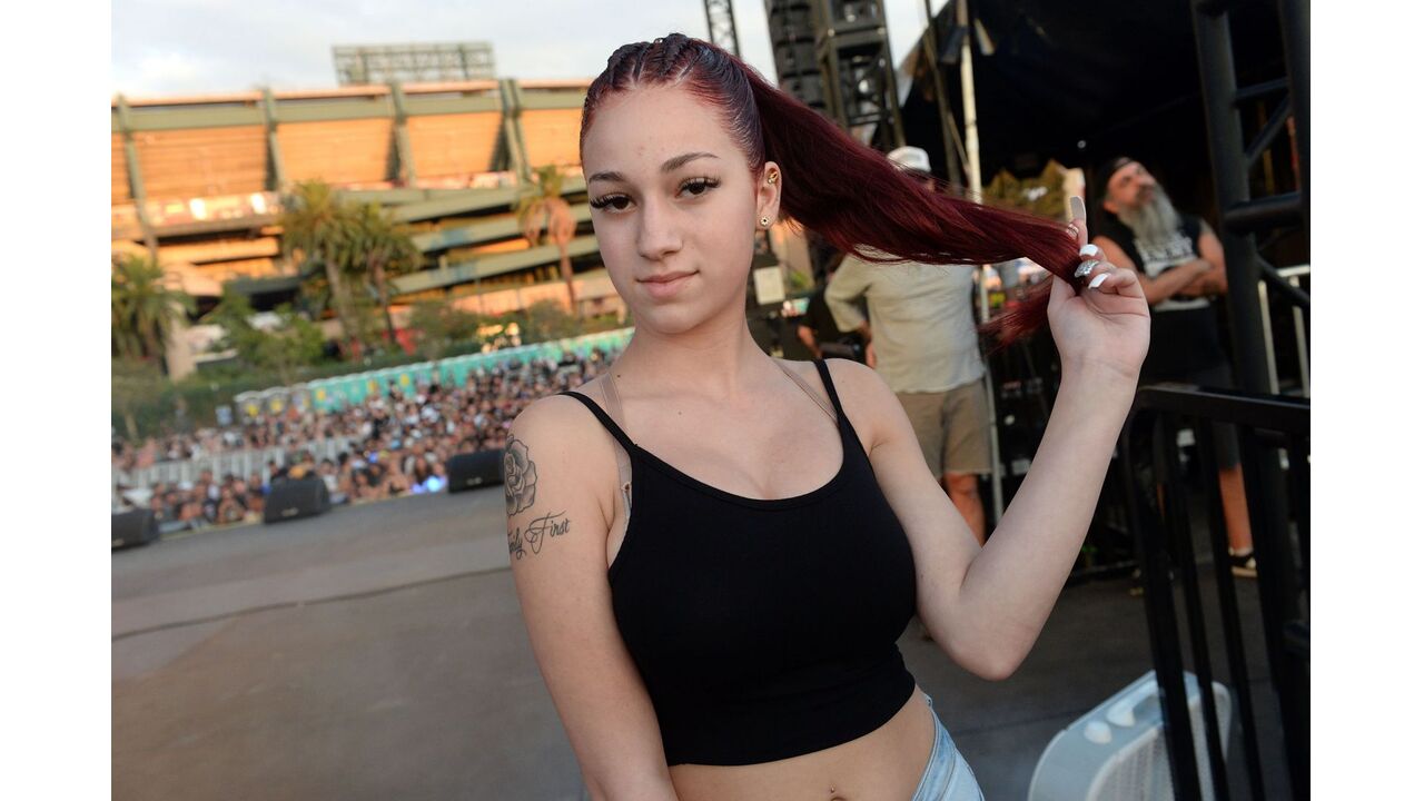 Illustratie voor: VIDEO: dit is de nieuwe clip van het ‘cash me outside how bout dah’ meisje