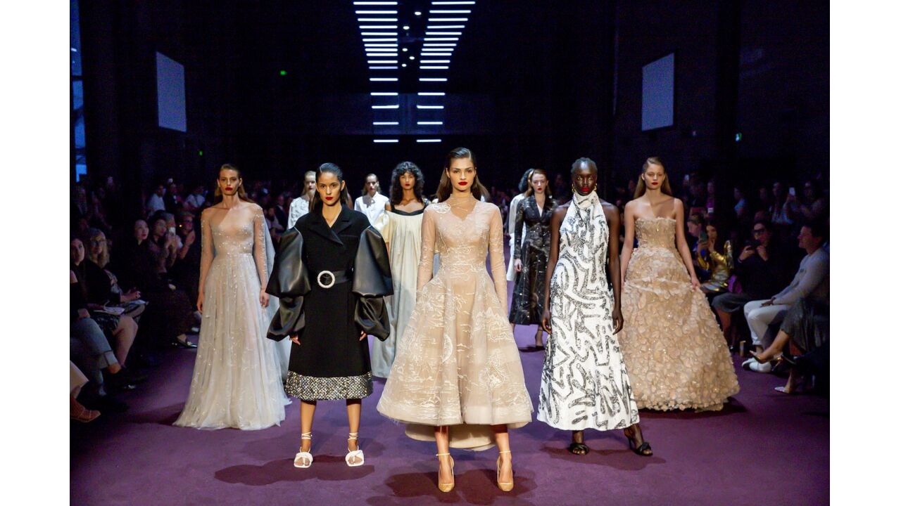 Illustratie voor: VIDEO: Modellen vallen op de catwalk