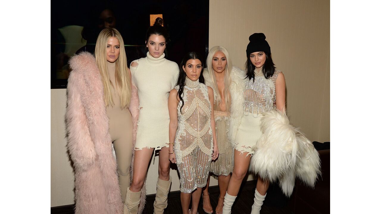 Illustratie voor: VIDEO: de Kardashians doen elkaar na en dit zorgt voor hilarische beelden