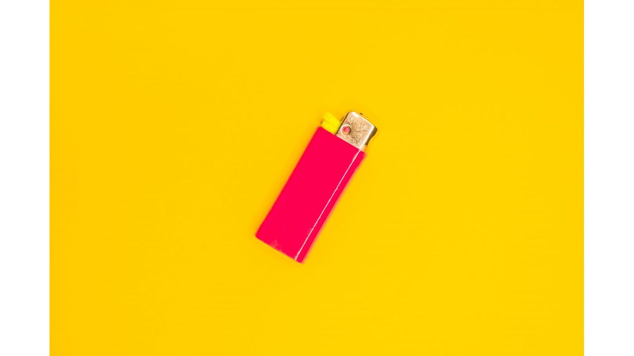 Illustratie voor: Schrijf al je zorgen weg in dit boek: Burn After Writing
