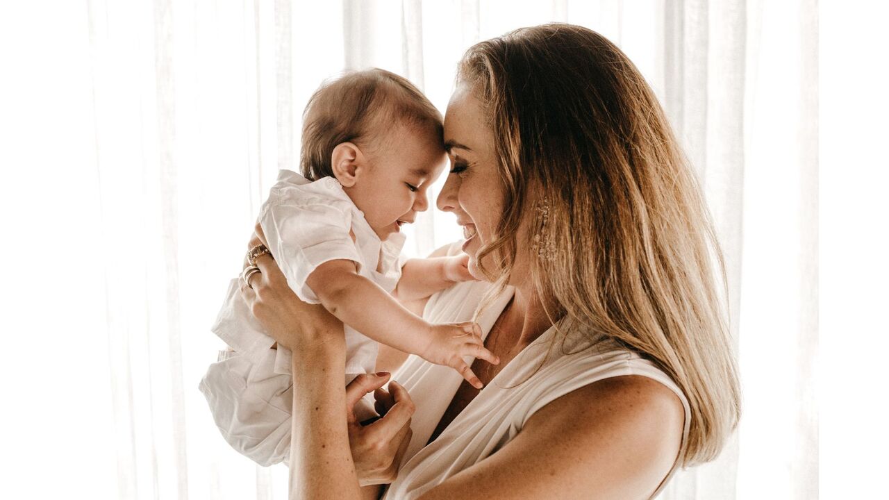 Illustratie voor: Aha! Dit is waarom je automatisch zo raar tegen een baby praat