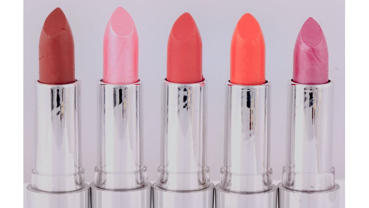 Illustratie voor: Welke kleur lipstick staat het beste bij mijn huid? Met deze tips en tricks kom jij hier achter