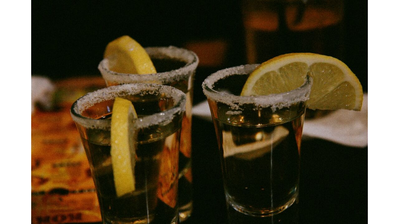 Illustratie voor: VIDEO: Deze zussen doen Truth or Drink samen en het wordt genant