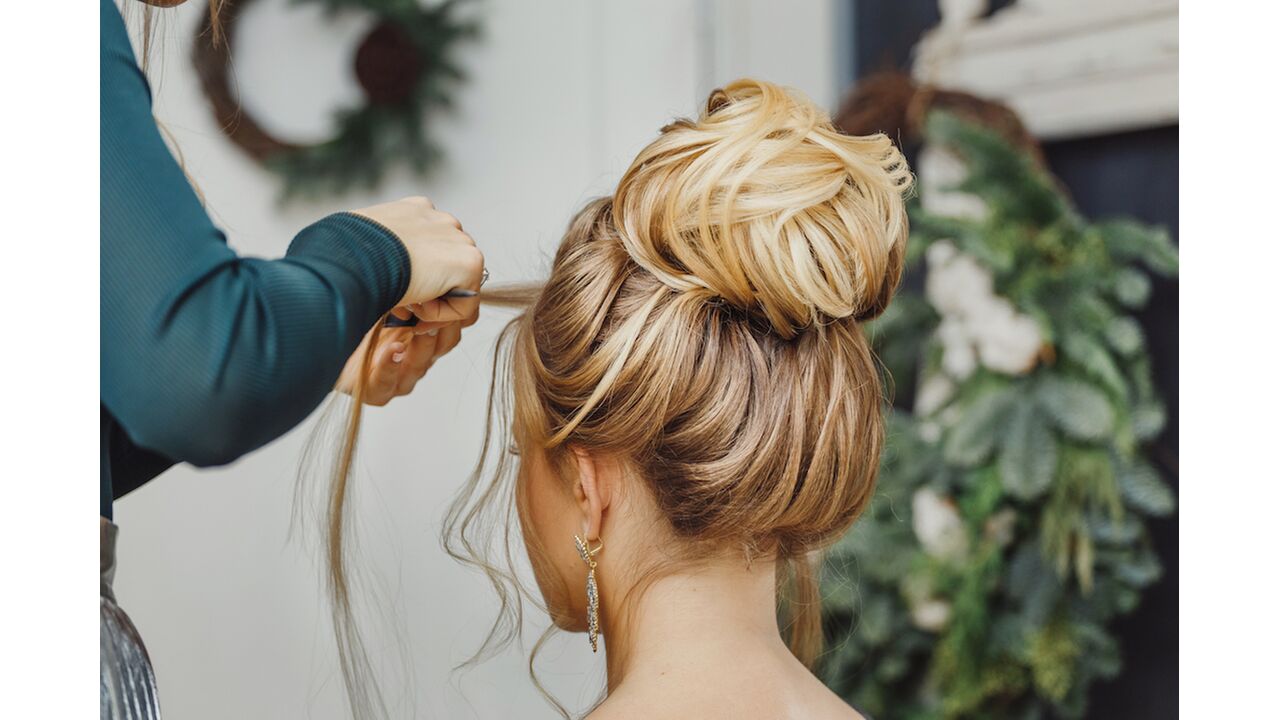 Illustratie voor: Dit zijn de mooiste feestelijke lente haarlooks voor 2021