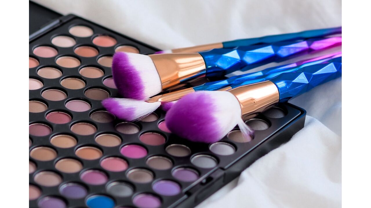 Illustratie voor: Tijd voor een nieuwe make-up stash: felle kleurtjes voor de lente