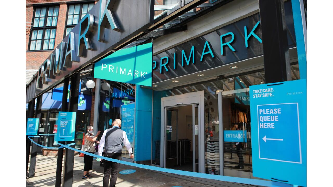 Illustratie voor: Wanhopige shoppers: Toegangsbewijzen voor Primark online verhandeld