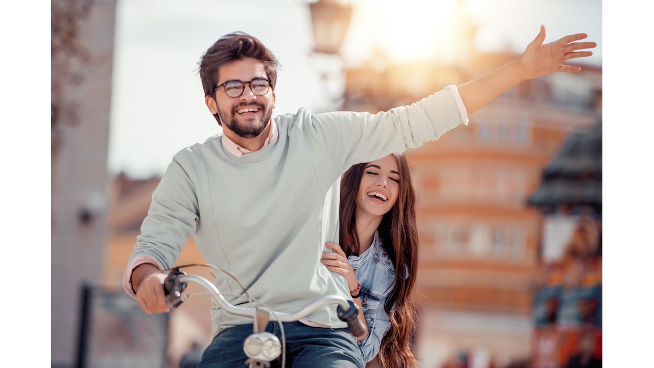 Illustratie voor: ‘Is het een stel of familie?’ Siblings or dating is hét Instagramspel dat jij wilt spelen
