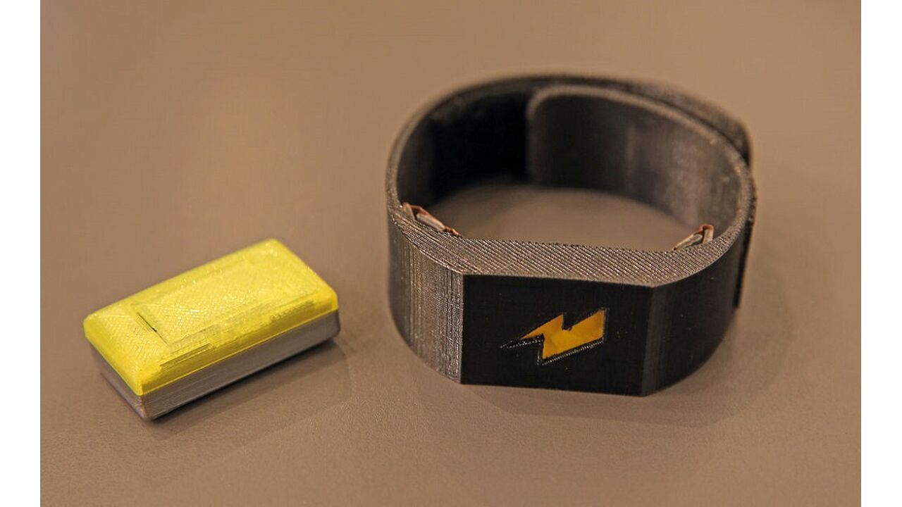 Illustratie voor: Deze armband geeft je een schock als jij je te ongezond eet