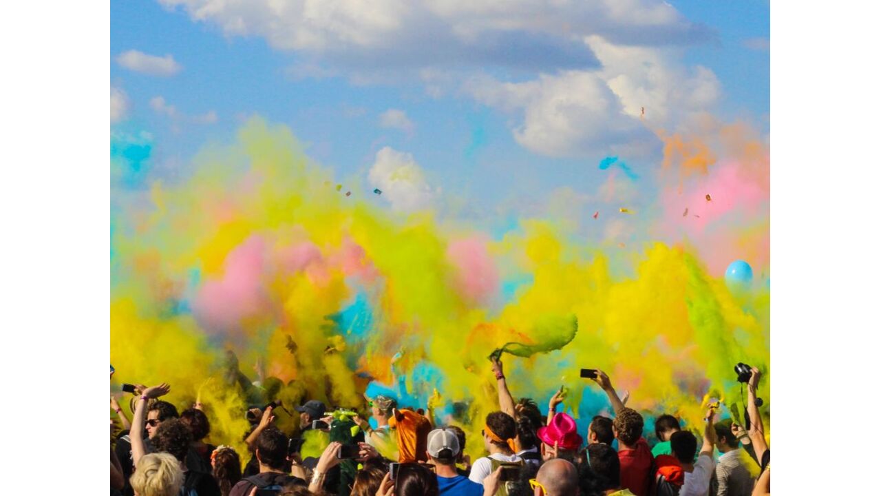 Illustratie voor: 11 situaties die je (met alle liefde) weer meemaakt tijdens een festival