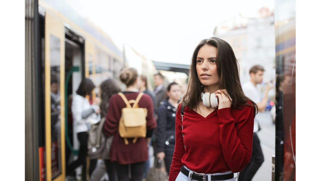 Illustratie voor: Door deze 7 fases ga je als je vertraging hebt met de trein
