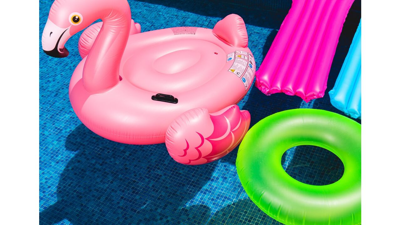 Illustratie voor: Hebben: een roze opblaas limousine voor op het water