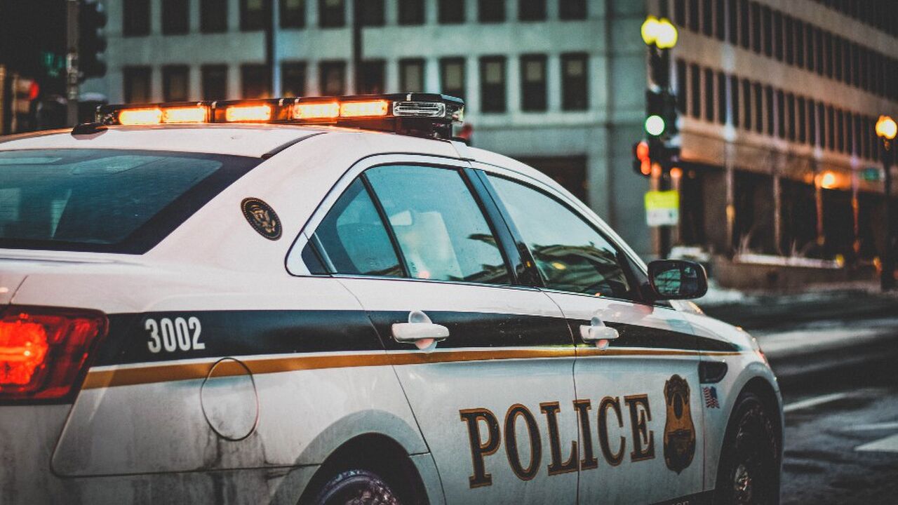 Illustratie voor: Politie grijpt in op de A6 voor ‘ontvoerd’ meisje dat geen zin heeft om te winkelen