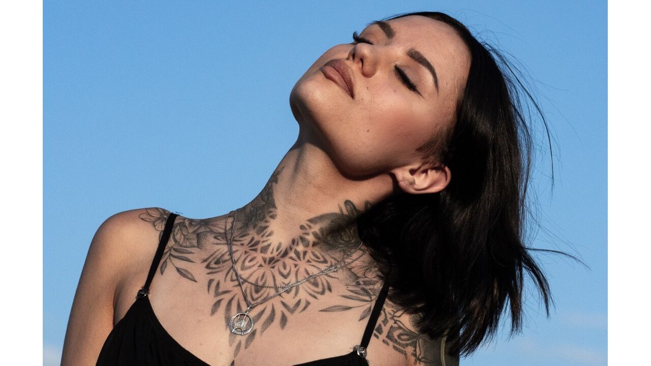 Illustratie voor: Get inktspired met deze: inspo voor sleutelbeen tattoos