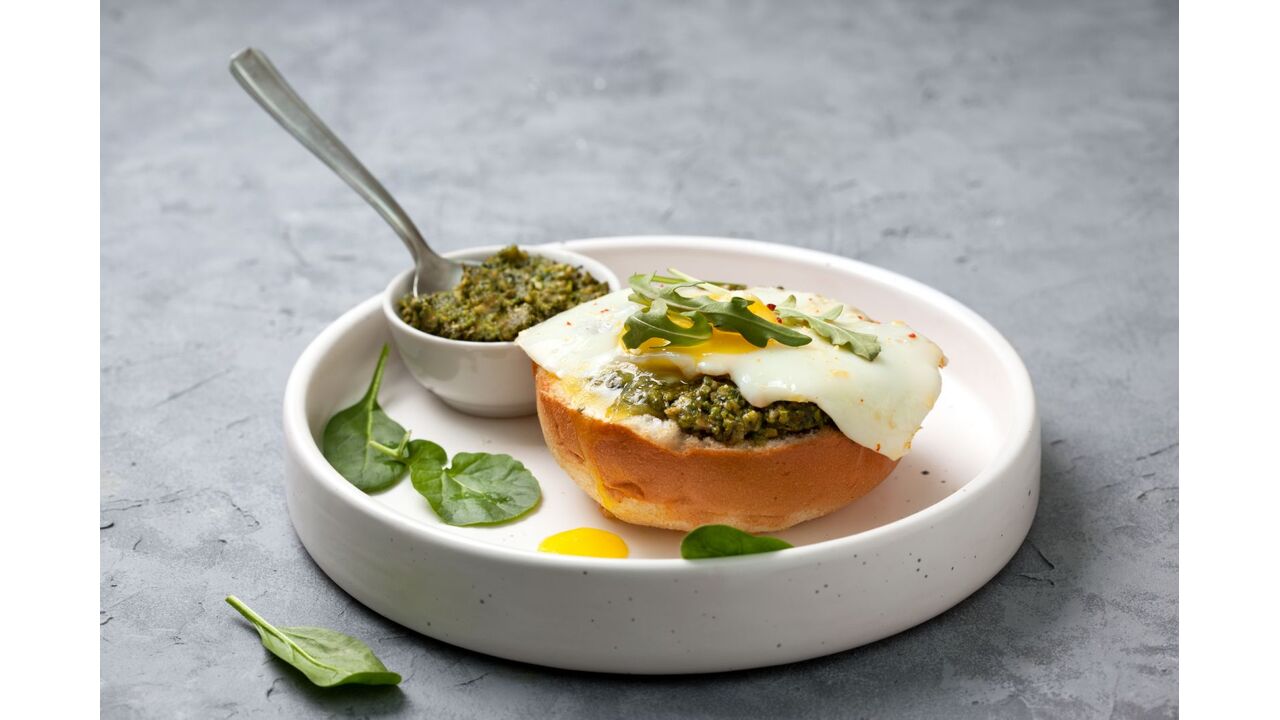 Illustratie voor: TikTok-recept: een lekker ontbijtje met deze pesto eieren