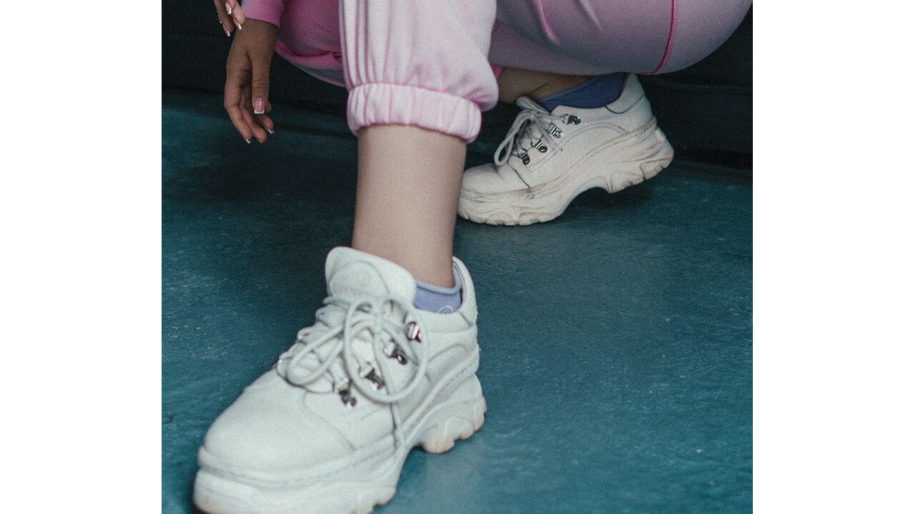 Illustratie voor: Met deze fijne witte sneakers lijken jouw benen nog bruiner