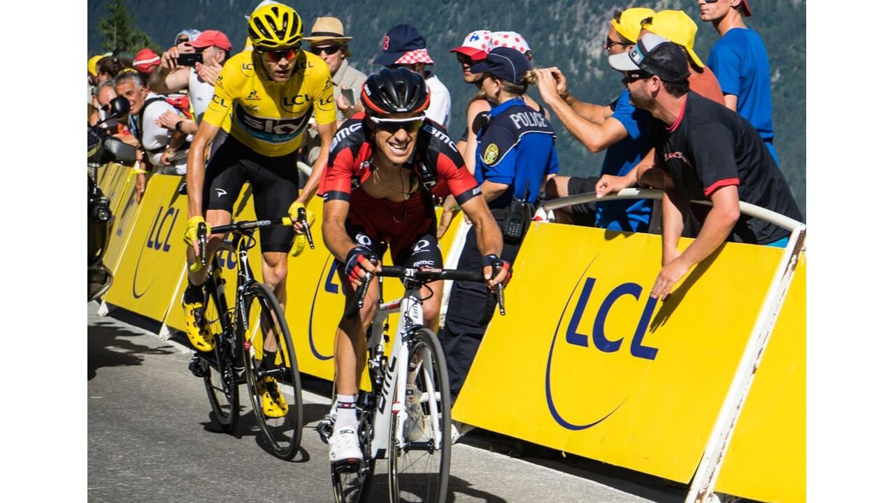 Illustratie voor: VIDEO: Mevrouw staat met bord langs Tour De France en veroorzaakt ongeluk fietsers