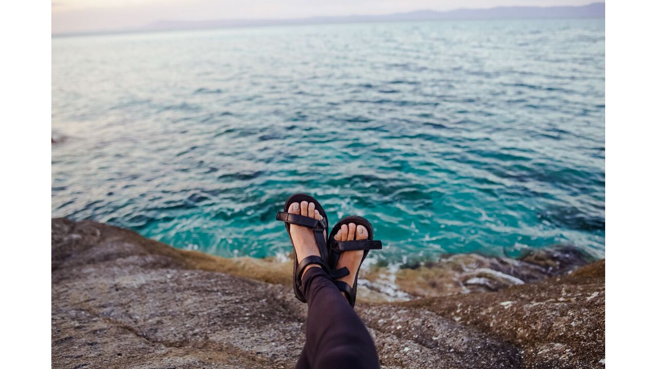 Illustratie voor: Zo style je de trendy chunky dad sandalen (en je shopt ze hier)