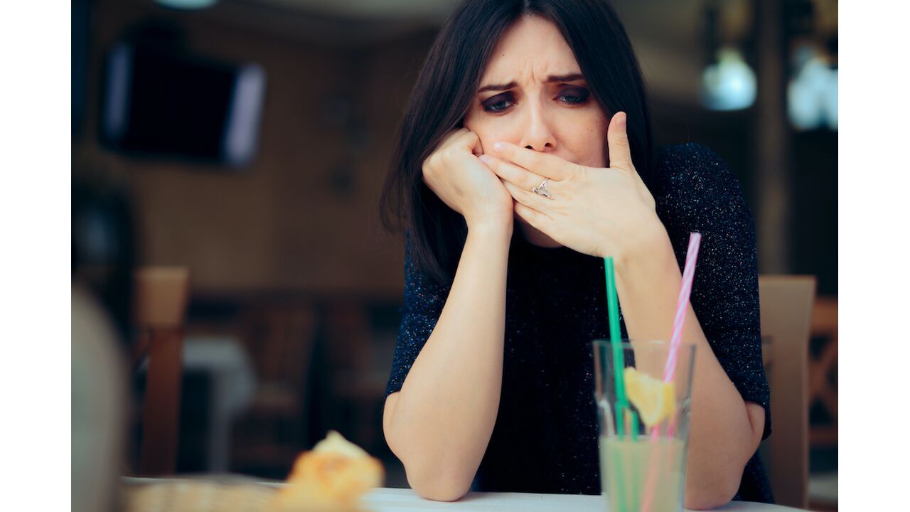 Illustratie voor: Lisanne heeft misofonie: “Ik word extreem misselijk van smak- en slikgeluiden”