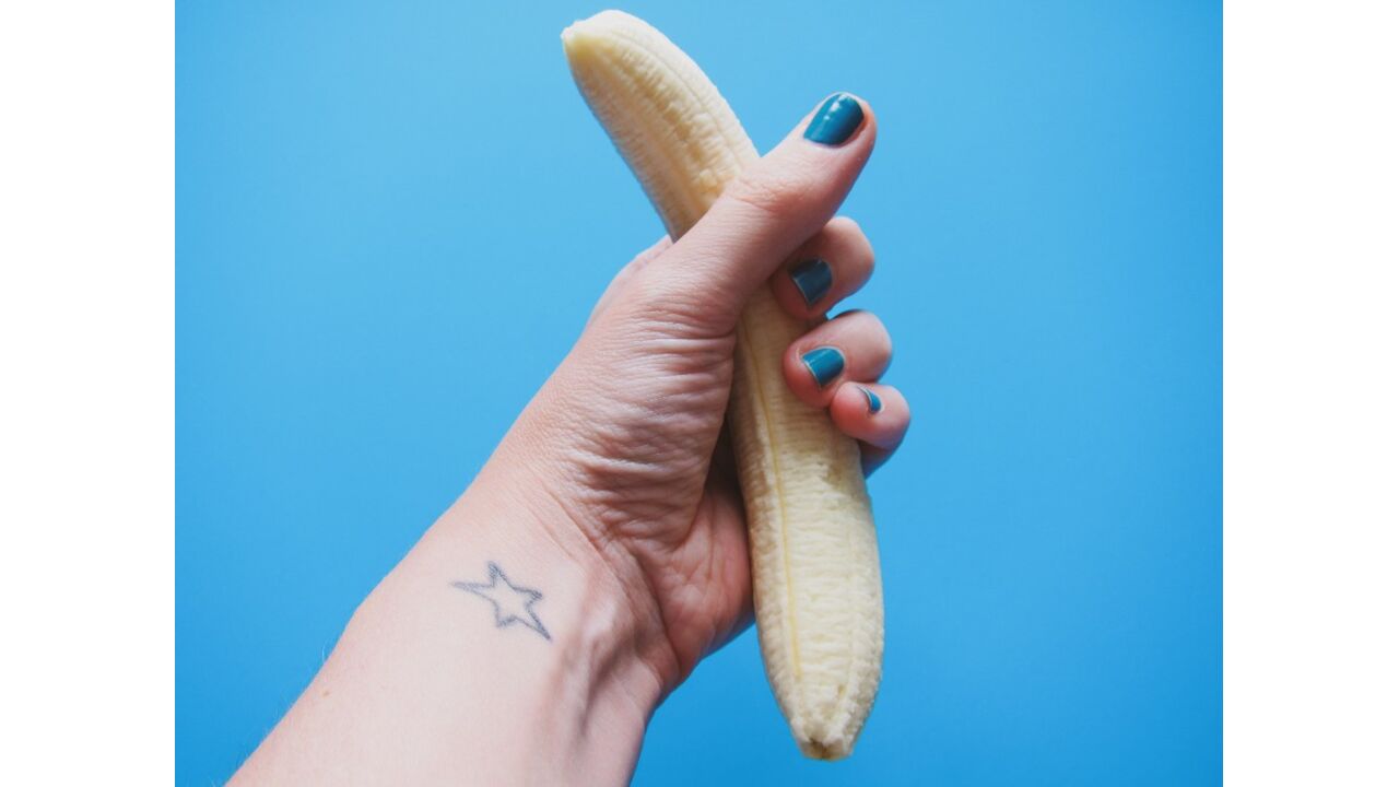 Illustratie voor: Wait. what? Er staat een houten penis op een wel heel bijzondere plek in Duitsland