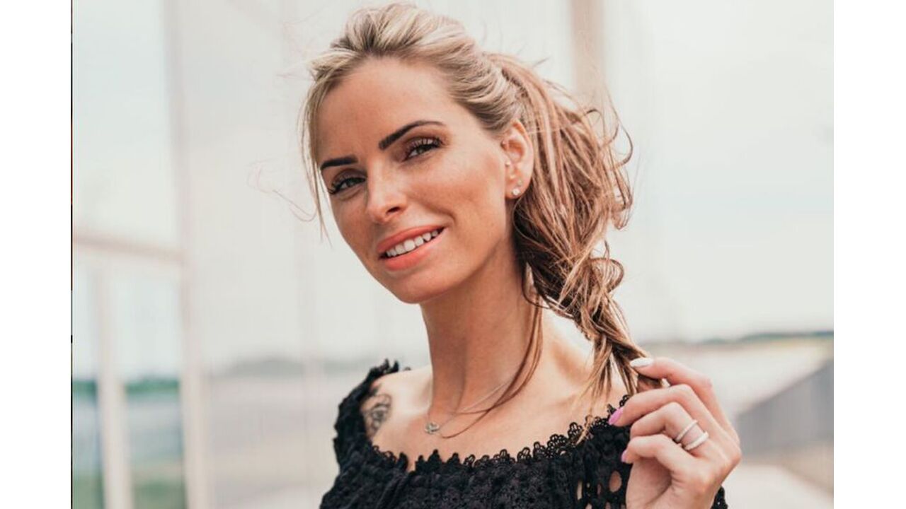Illustratie voor: FOTO: Temptation Island-Simone heeft nu felroze haar
