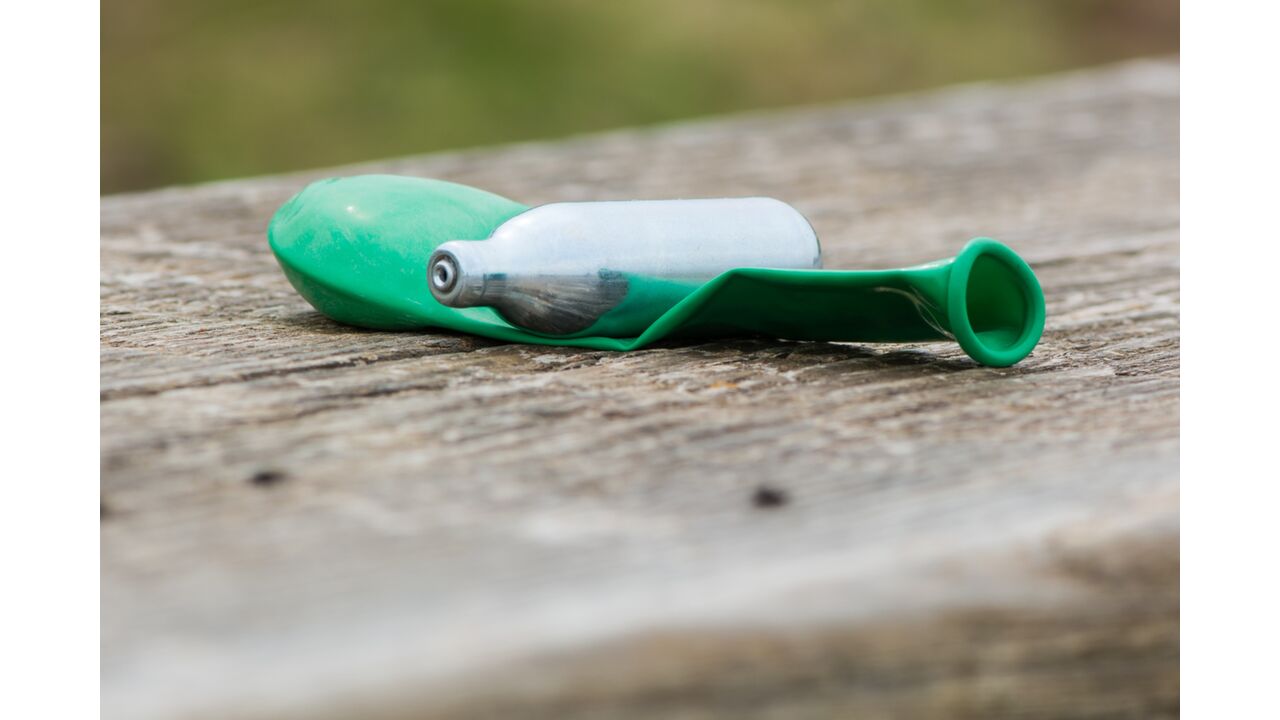 Illustratie voor: Shocking: Studente invalide na inhaleren van lachgas