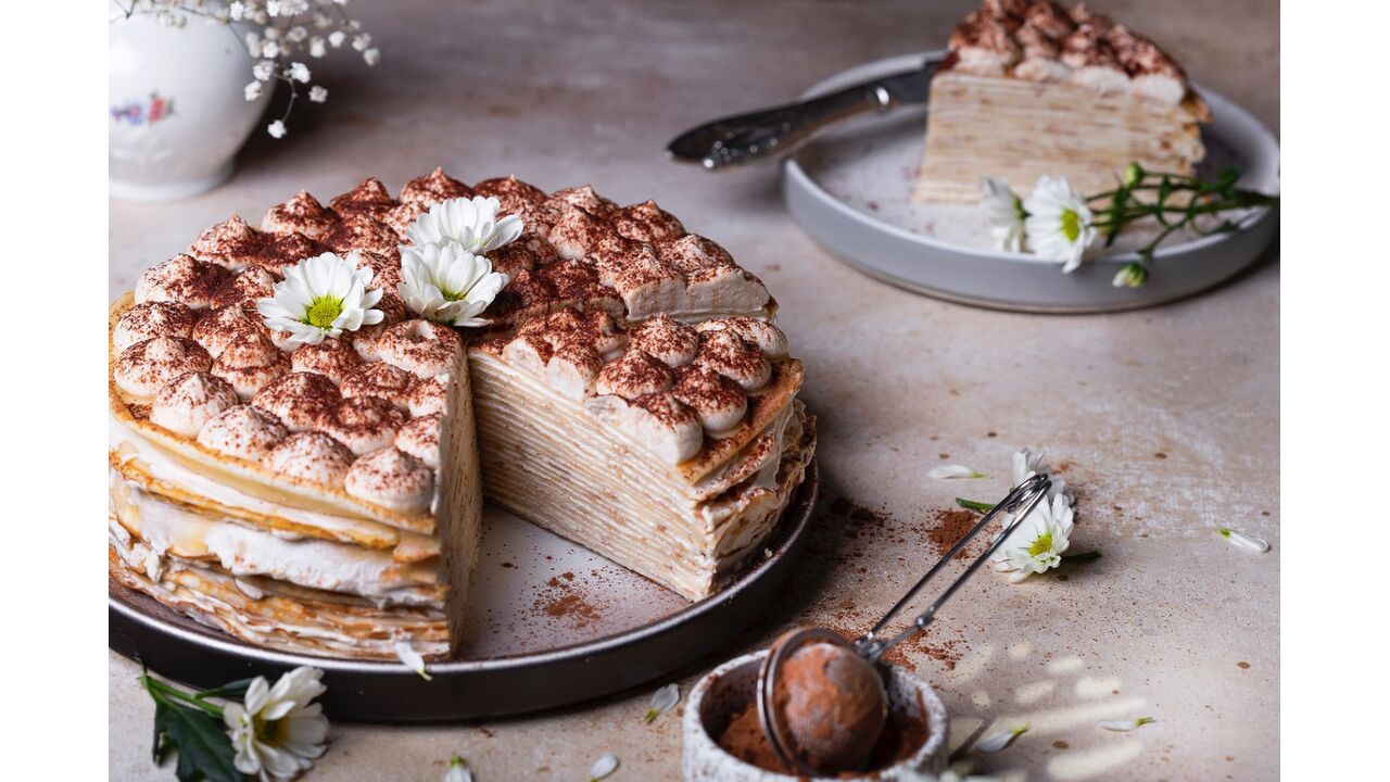 Illustratie voor: Zo lekker: dít is hoe je zelf een Tiramisu Crêpes taart maakt