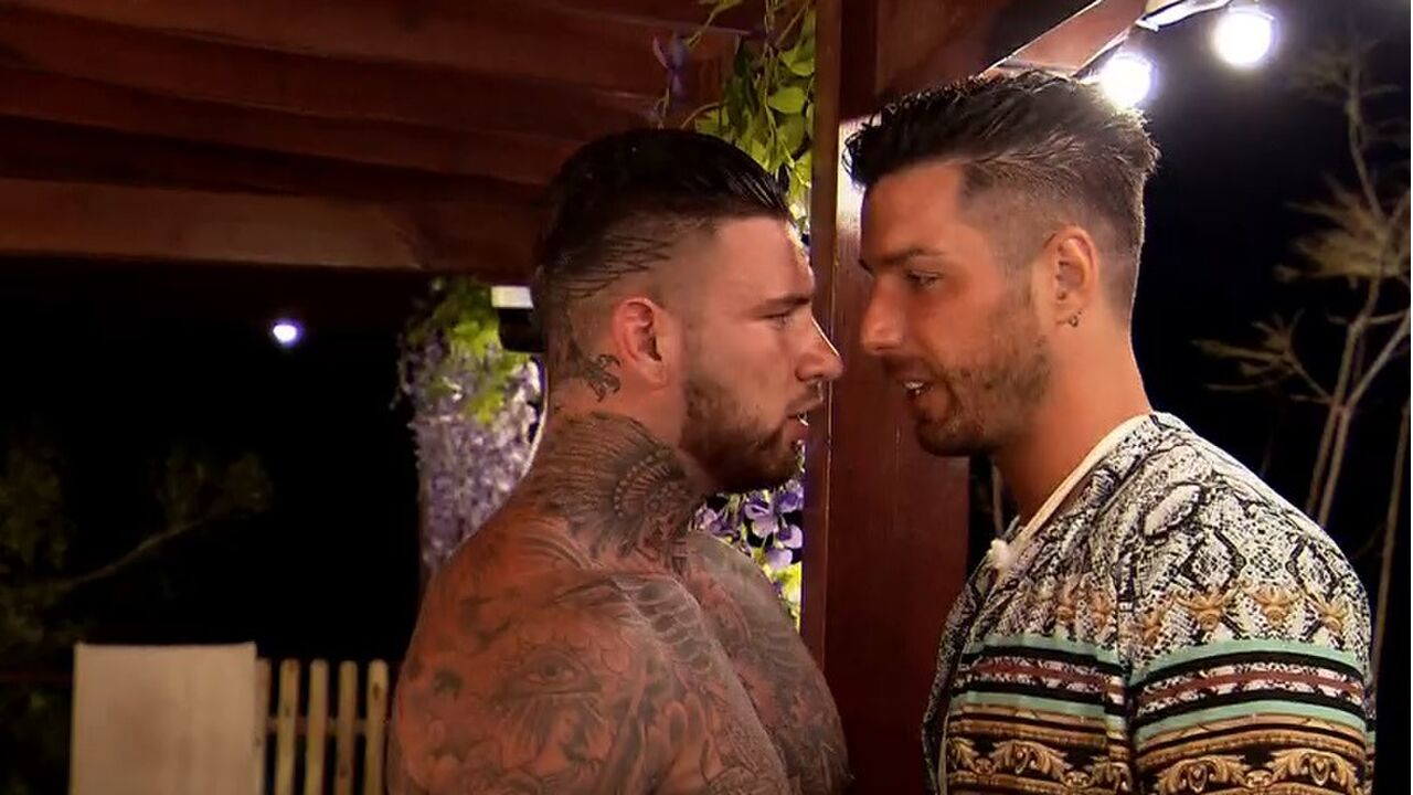 Illustratie voor: Sander van Ex on The Beach laat de naam van andere deelnemer óver zijn ex heen tatoeëren