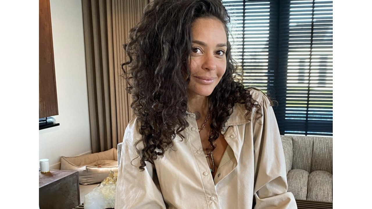 Illustratie voor: Fajah Lourens heeft haar borstimplantaten laten verwijderen en zo ziet dat er nu uit