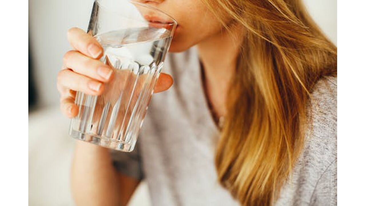 Illustratie voor: Aha: hierom is het dus beter om warm water te drinken
