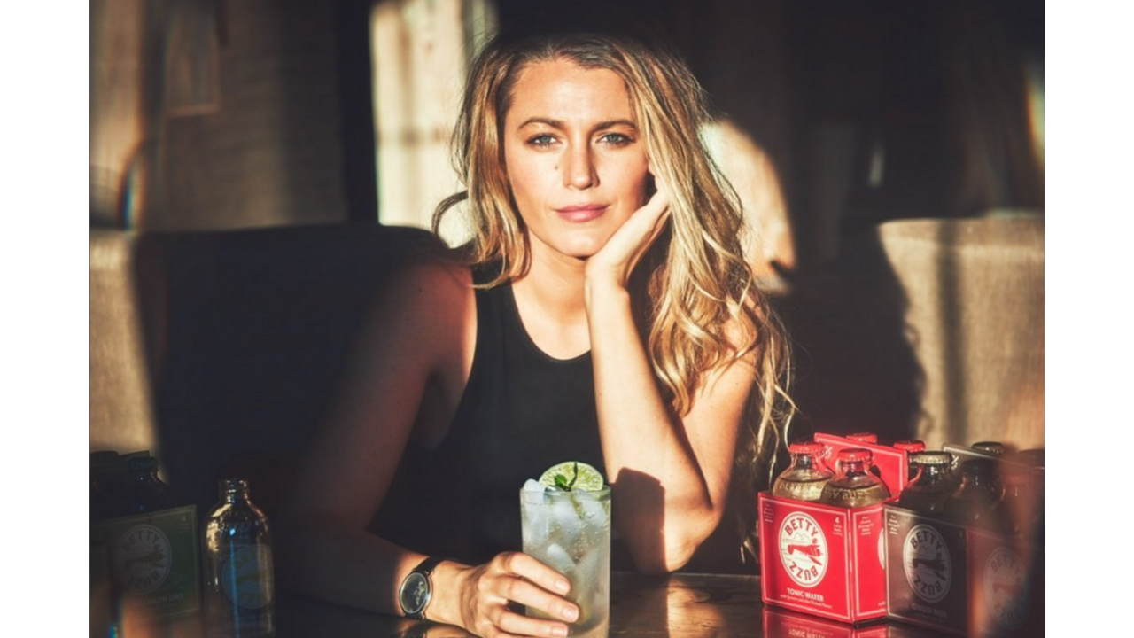 Illustratie voor: Blake Lively drinkt geen druppel alcohol meer en deelt haar gouden tip
