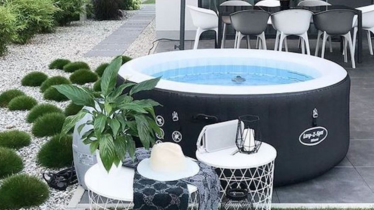 Illustratie voor: Opblaasbare jacuzzi van Albert Heijn is nu te koop voor een spotprijsje