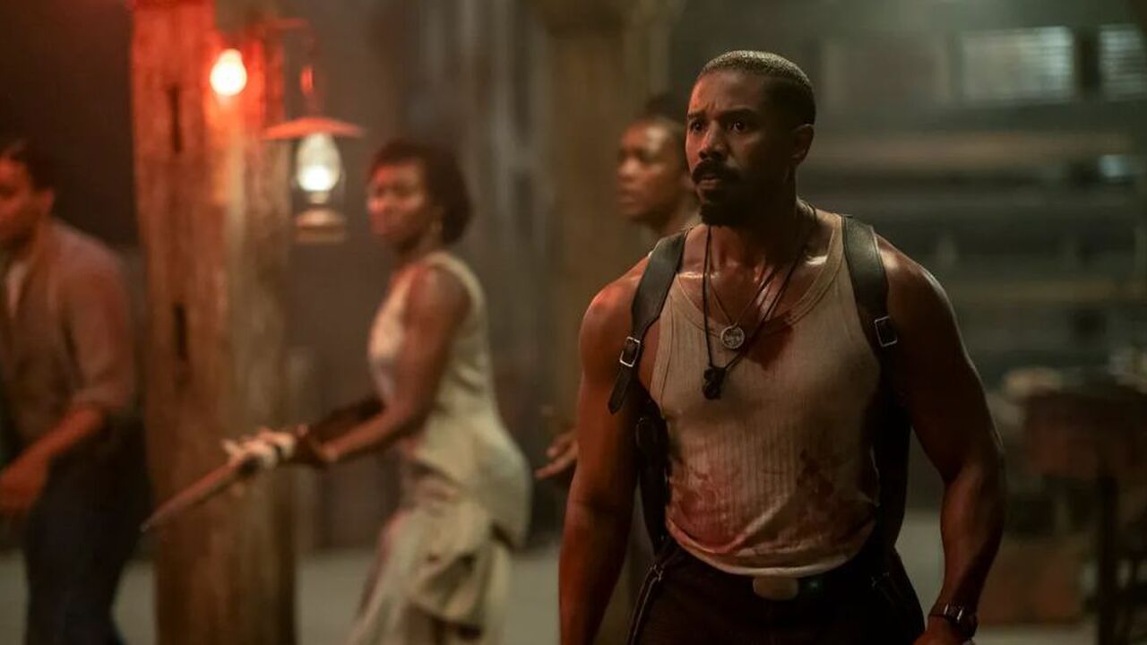 Michael B. Jordan, die angstig kijkt, in een scène uit Sinners.